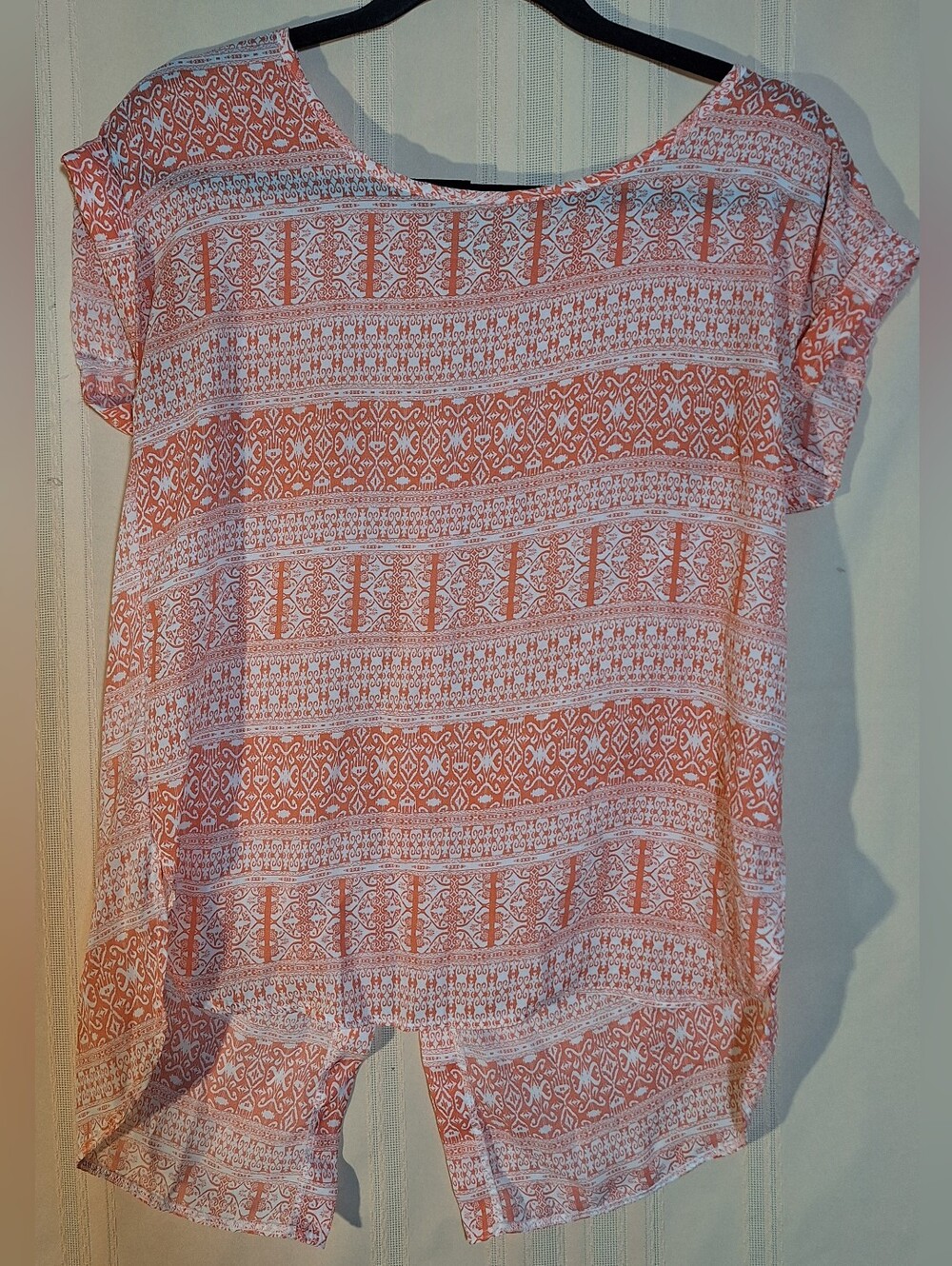 PINK ROSE Rose Coral and White Short-Sleeve Printed Blouse